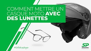 Un Homme Portant Un Casque De Moto Et Des Lunettes Porte Un Casque Qui Dit  Quot Lunettes Quot