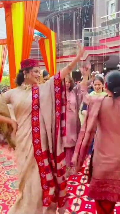 Kangana Ranaut dancing on Himachali song at her Brother Akshat Ranaut wedding ceremony