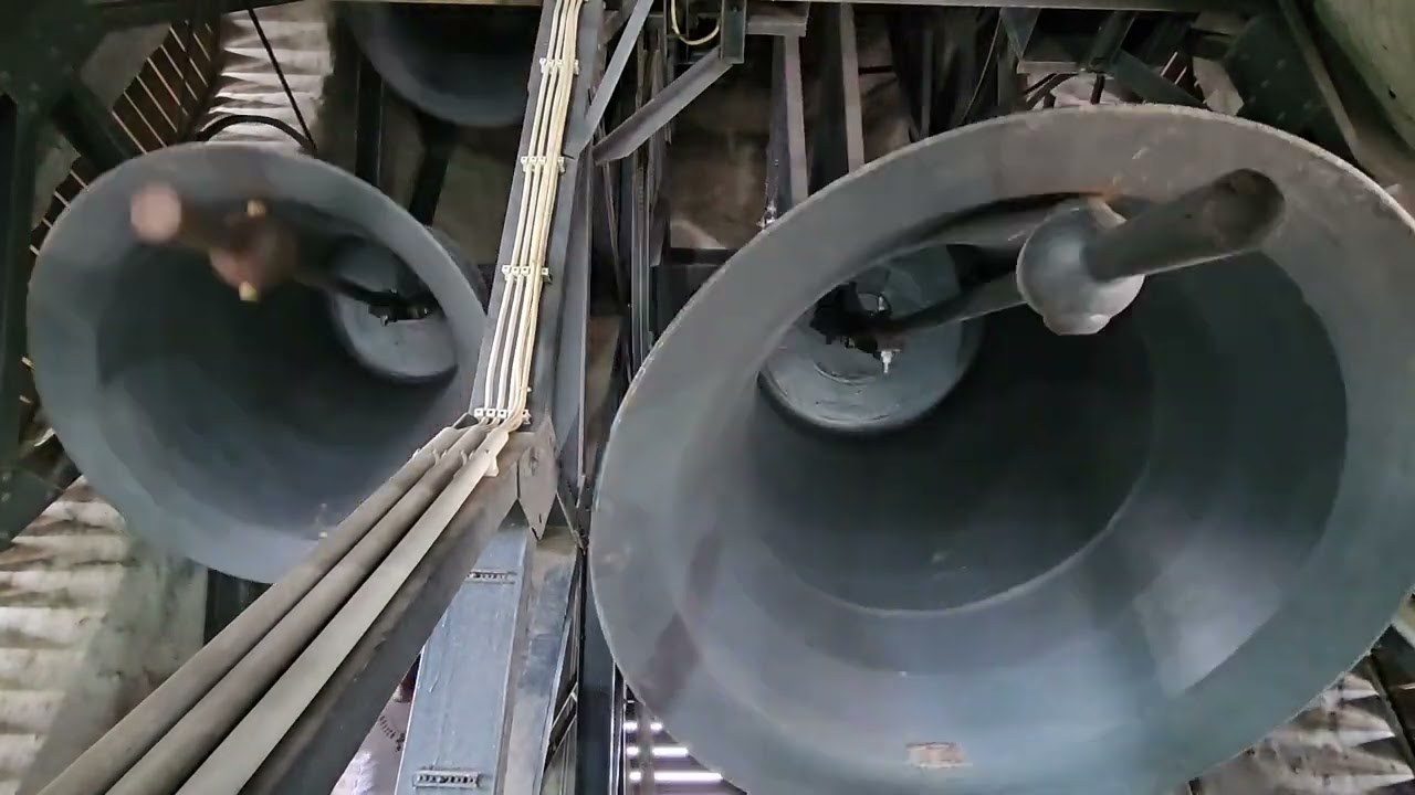 Bochum (BO) evang. Christuskirche (Kirche der Kulturen) : Vollgeläut (Turmaufnahme)