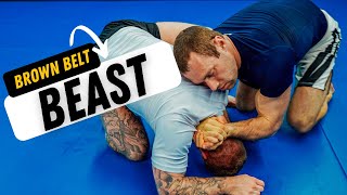 картинка: Черный пояс против зверя с коричневым поясом | Комментарий к BJJ Rolling