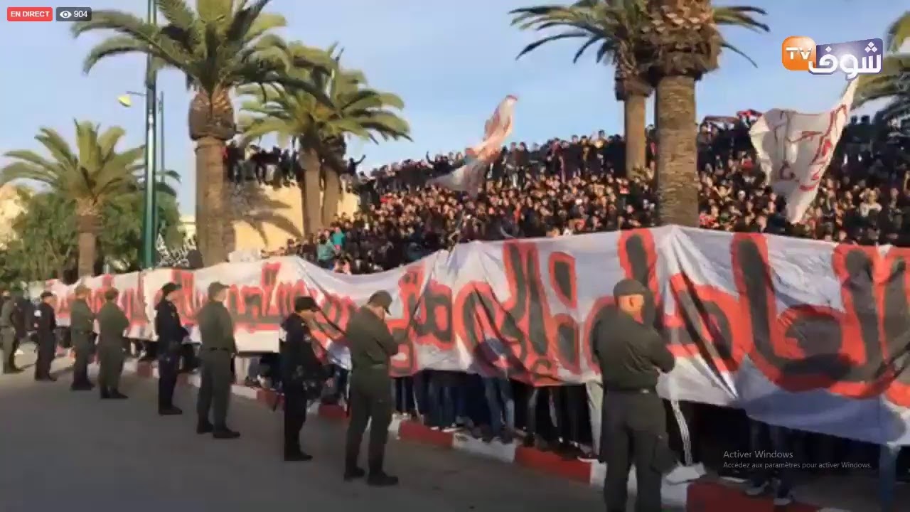 مباشرة من مكناس: جماهير الكوديم كيحتجو على الوضع الكارثي للنادي.. شوفو اش كيقولو