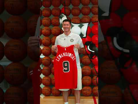 Soccer legend Robert Lewandowski stopped by the United Center ⚽️👋 #chicagobulls #nba