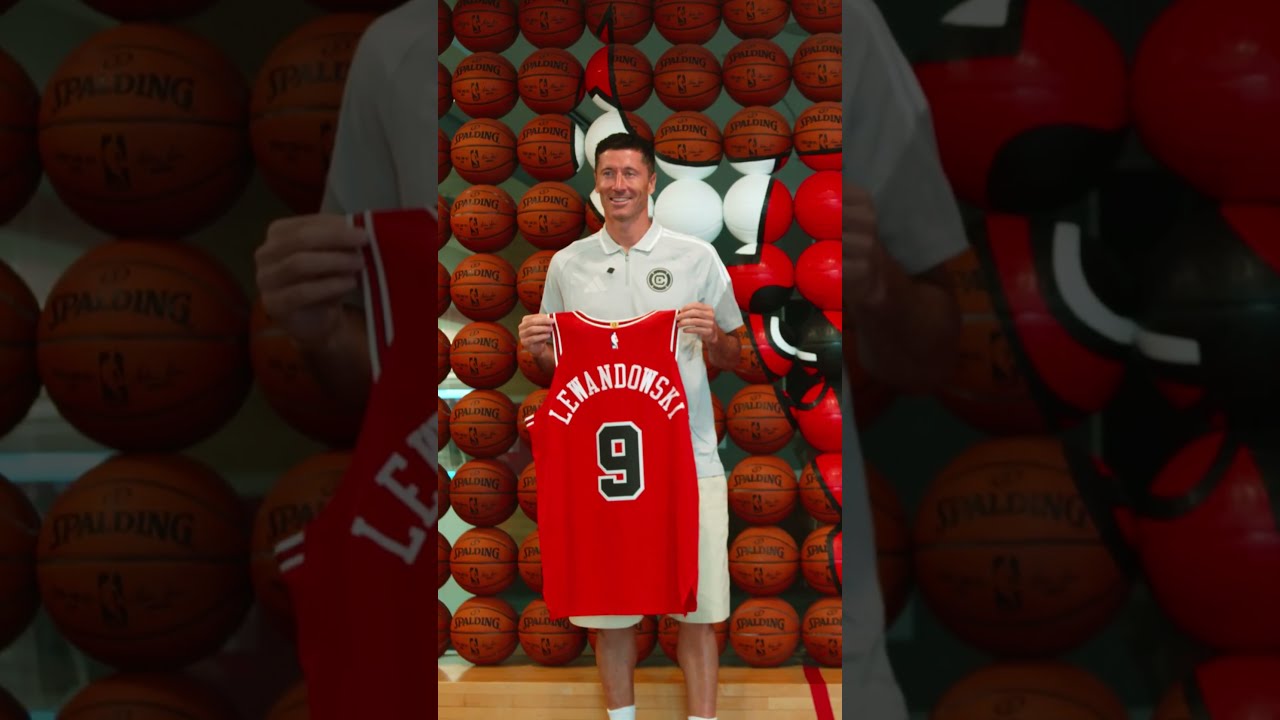 Soccer legend Robert Lewandowski stopped by the United Center⚽️ #chicagobulls #nba #chicagofire #mls