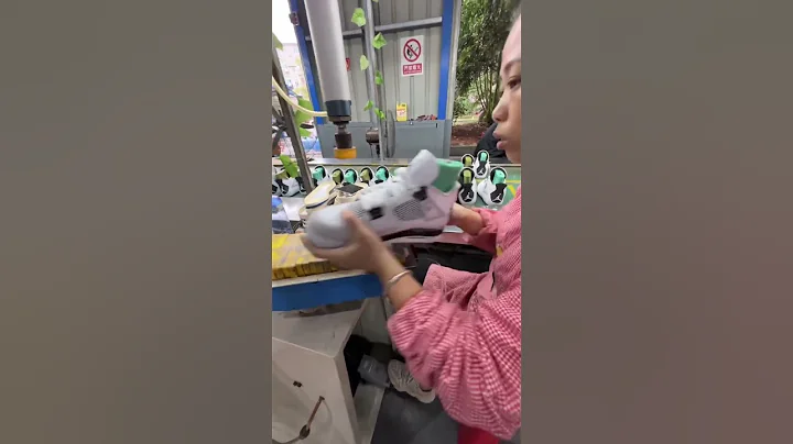 Watch how the UA/FAKE Jordan 4 Retro “Military Black” are made in overseas factories 👀🛠️ - DayDayNews