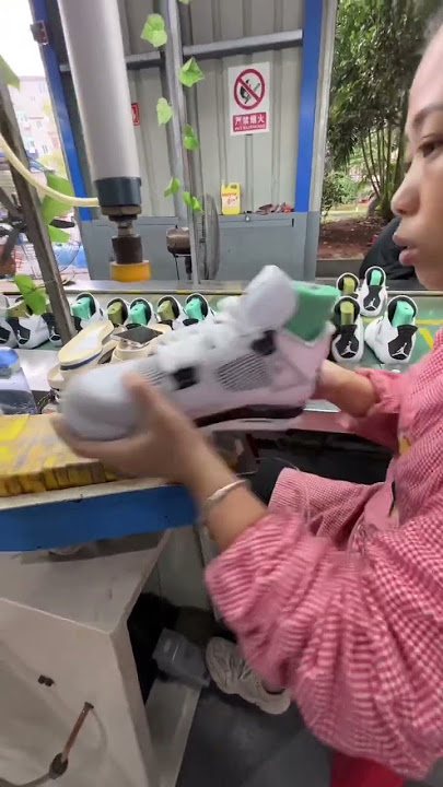 Watch how the UA/FAKE Jordan 4 Retro “Military Black” are made in overseas factories 👀🛠️