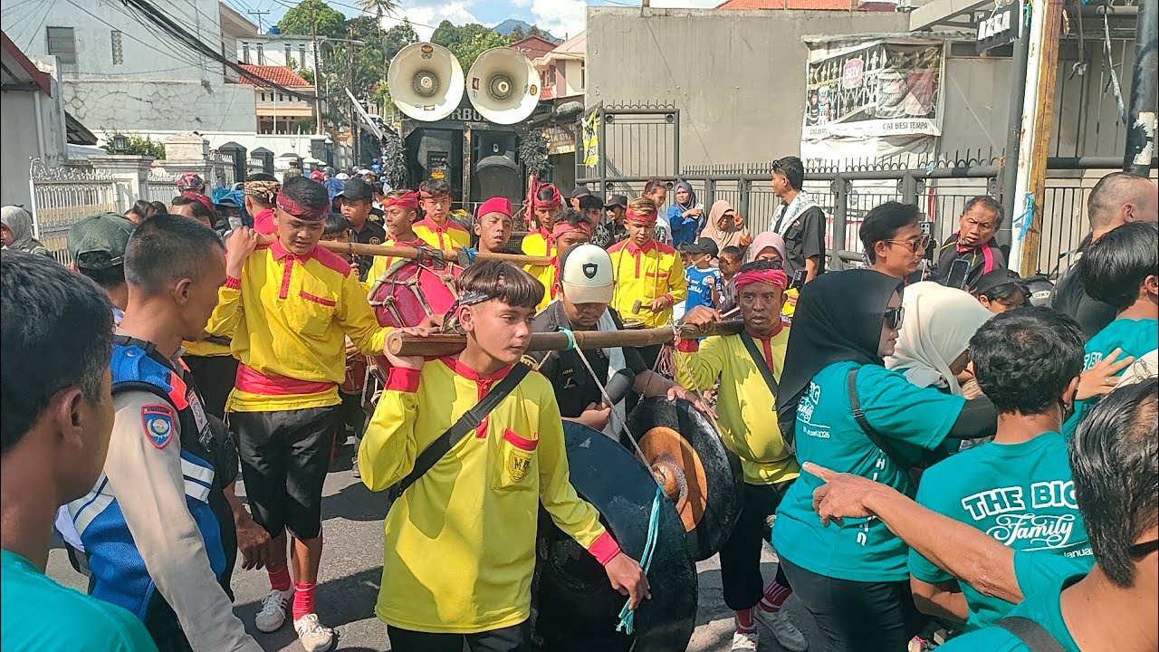 Arak-arakan Rajawali || Keseruan Menuju lokasi Hajat - Seni Benjang Mekar Budaya Cipicung 