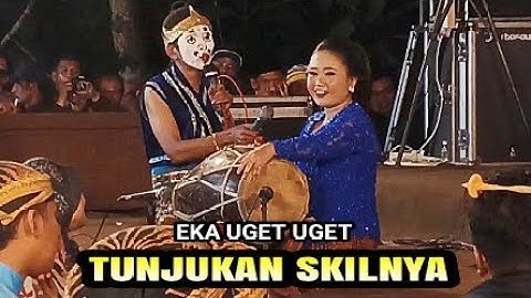 Sinden eka uget uget tunjukan skil main gendang sambil nyanyi di panggung wayangan