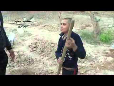 ديرالزور طفل يحفر قبره بيده ويطلب الشهادة 18 11 2012