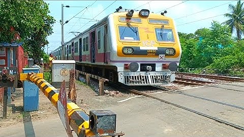 Purple Colour ICF EMU Local Train Howrah-Barddhaman Dangerous & Furious Moving Out At Railgate
