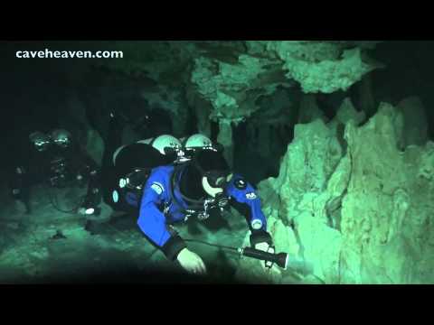 Cave diving Mexico - cenote Calavera