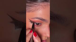 @dewingbeauty shows us how to get this Graphic Bat Wing Liner look 🦇🎃 @em.cosmetics