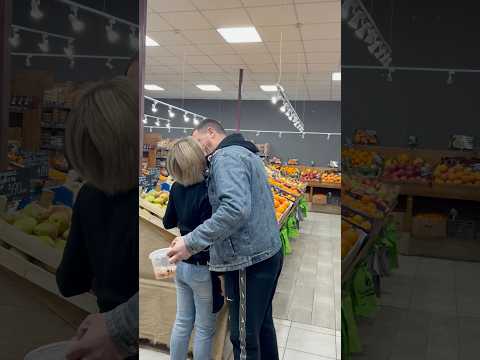Поцелуй от покупателя😱 #юг #юмор #прикол