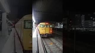岡山から児島に向かうラッシュ時運用の115系黄色の電車