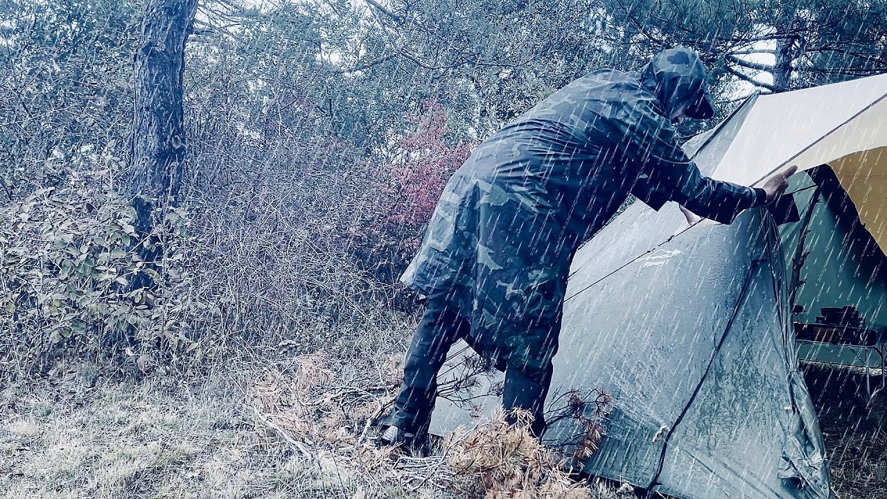 Одиночный кемпинг под дождем - Отдых в уютной палатке - ASMR