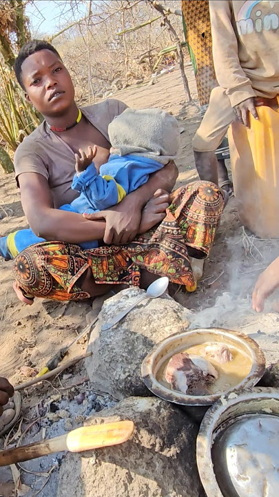 Hadzabe Tribe Mother Has Double Responsibilities #shortsfeed #hadzabetribe