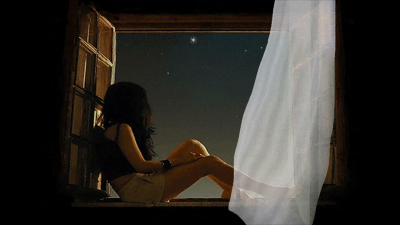 Отпусти этой ночью снова все мои. Девушка на подоконнике. Одинокая девушка у окна. Девушка ждет у окна. Девушка у окна вечером.