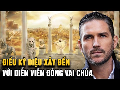 Video: Oliver Stone cố gắng nắm lấy tay của anh ta