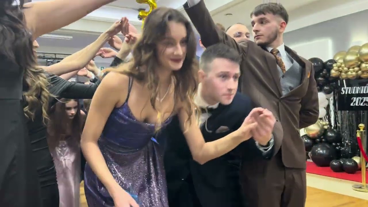 Pierwszy polonez Mechanika z Raciborza na studniówce klas 5 b i d Bravo Tworków