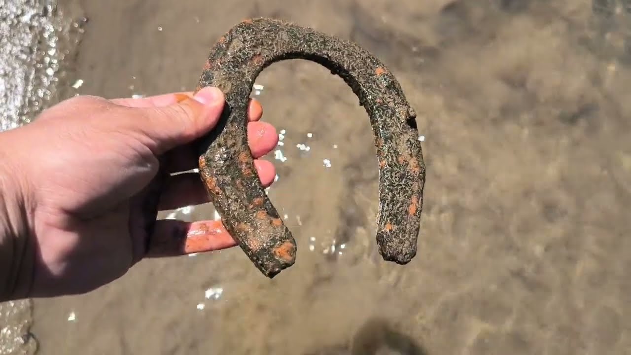 Pescuit pe rau! Faina partida! Am gasit o potcoava , sper sa-mi poarte noroc , la pescuit!