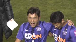 喜ぶ広島選手