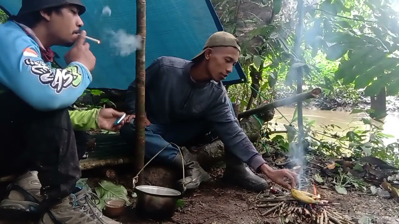 not solo CAMPING\\make Shelter in forest borneo|BUSHCRAFT||ASMR||BORNEO