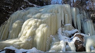 Семиметровый водопад замерз и превратился в ледяную скалу в Армении. Погода в СНГ
