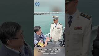 Lu Lishi boarded the Urumqi and held exchanges with a officer of the PLA Navy