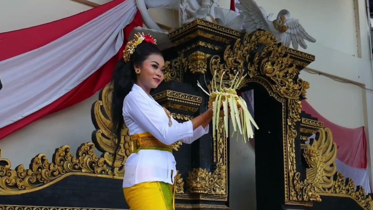Lomba Mabusana Adat Ke Pura Ni Made Wanda Widiyanti Dan Yuda Darma Putra SMP Negeri 1 Semarapura