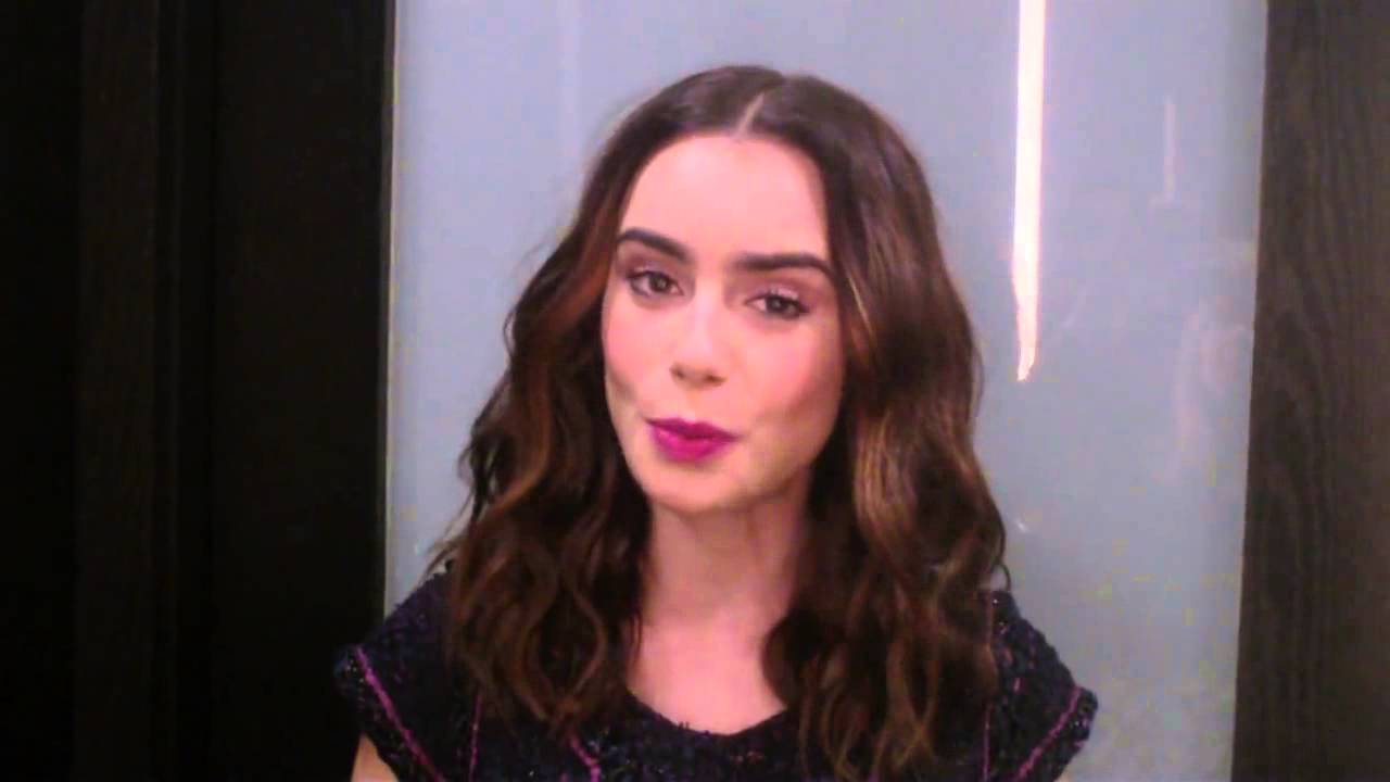lily-collins-sizi-wondercon-a-davet-ediyor-youtube