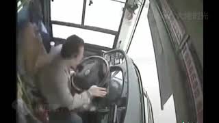 【衝撃映像】運転手と乗客のトラブルのせいで15人が命を落とす…