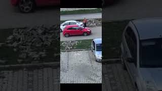VIDEO - Cartierul Arhitecților, ca în Vestul Sălbatic - Un bărbat fură dale de trotuar în miezul zilei 2 video
