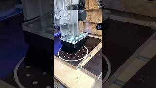 DIY CNC Fräse bei der Arbeit. Teller aus 20 mm Siebdruck für die Bohreraufnahme DIY CNC Fräse bei der Arbeit. Teller aus 20 mm Siebdruck für die Bohreraufnahme
