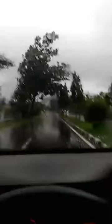 status wa/ig nyetir mobil saat hujan