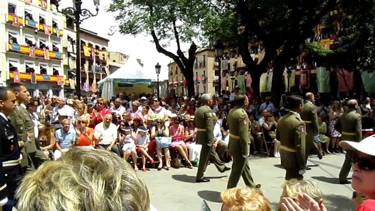 Aplausos a los cadetes de la  Academia de Infantería en el Corpus de Toledo 2012.