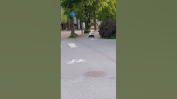 Shorts#Robot#Delivery robots at leisure on a Finnish summer day#运输机器人