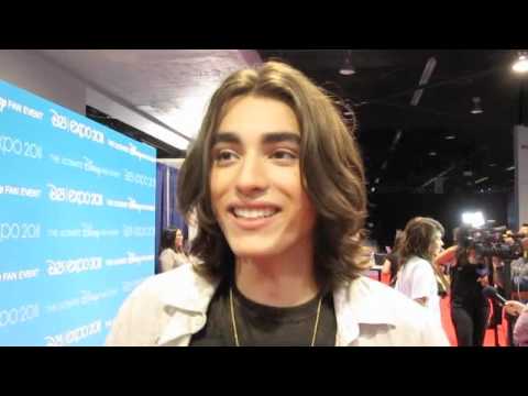 BLAKE MICHAEL Wants a Kiss in Lemonade Mouth 2! - YouTube