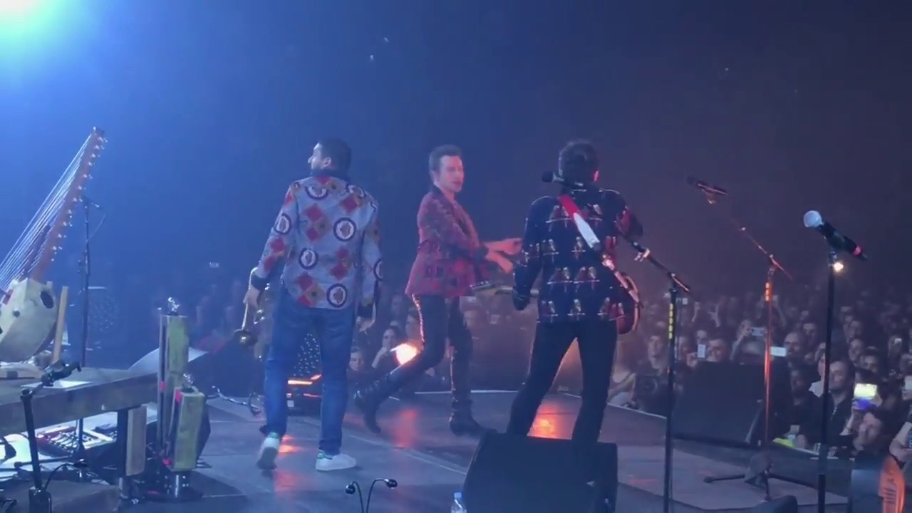 -M- improvise avec Greg Zlap (musicien de Johnny Halliday) et Ibrahim Maalouf à Bercy