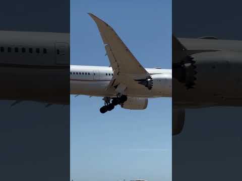 *UPCLOSE* UNITED AIRLINES 787-10 ARRIVAL INTO LAX! # #losangeles #boeing #unitedairlines #LAX #787