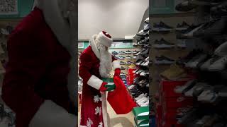 И Дед Мороз ходит за покупками.. или за подарками...