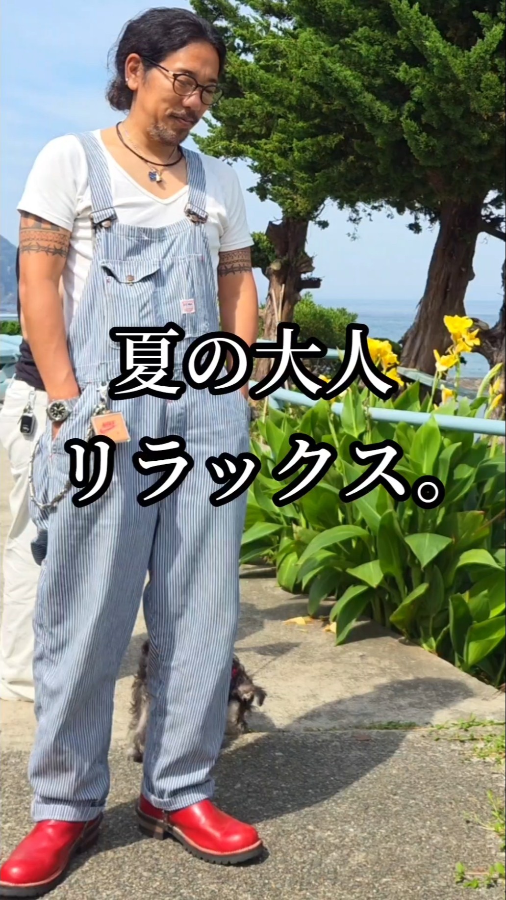 Summer outfit for a guy with glasses] Faded hickory overalls