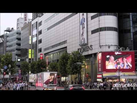 渋谷スクランブルで交差する”西内まりや”と"AKB48"の宣伝トラック