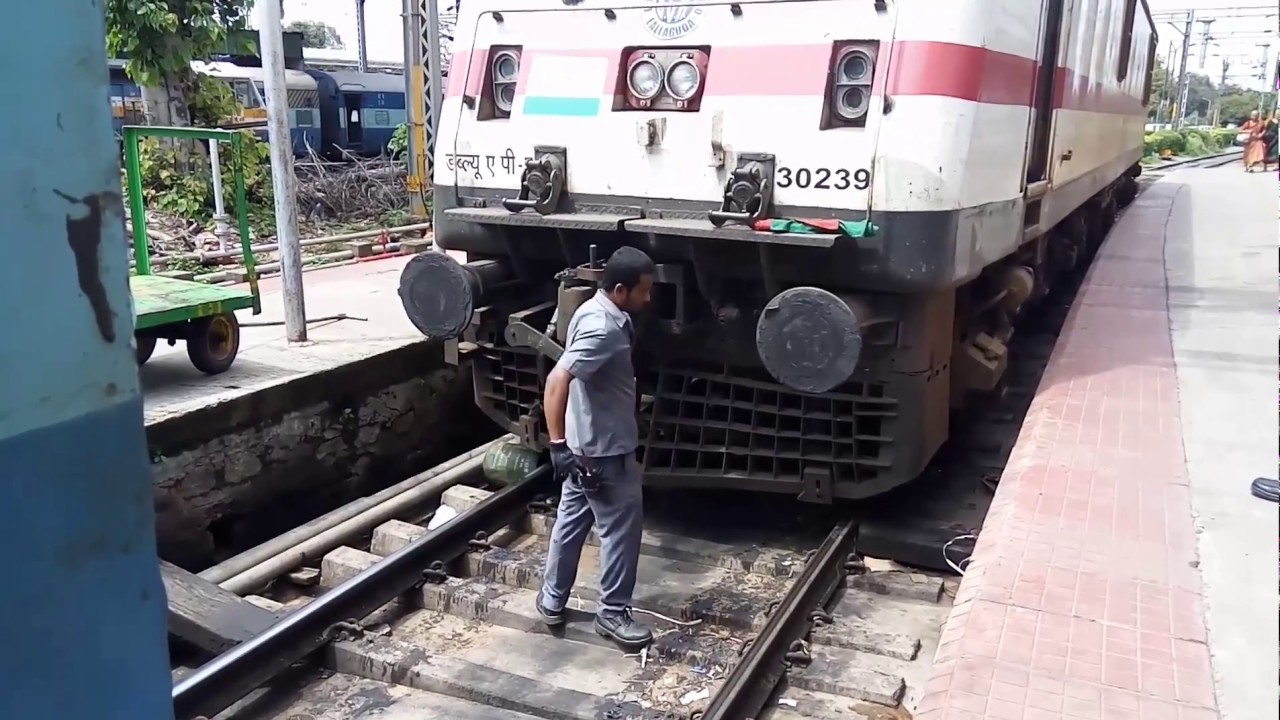 Coupling Most Powerful Engine WAP7 to Prashanthi express at Banglore city Railway station