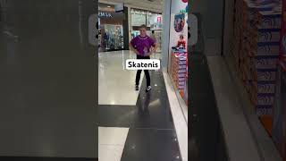 Adorando Ensinar As Crianças A Usar O Skatenis Ção