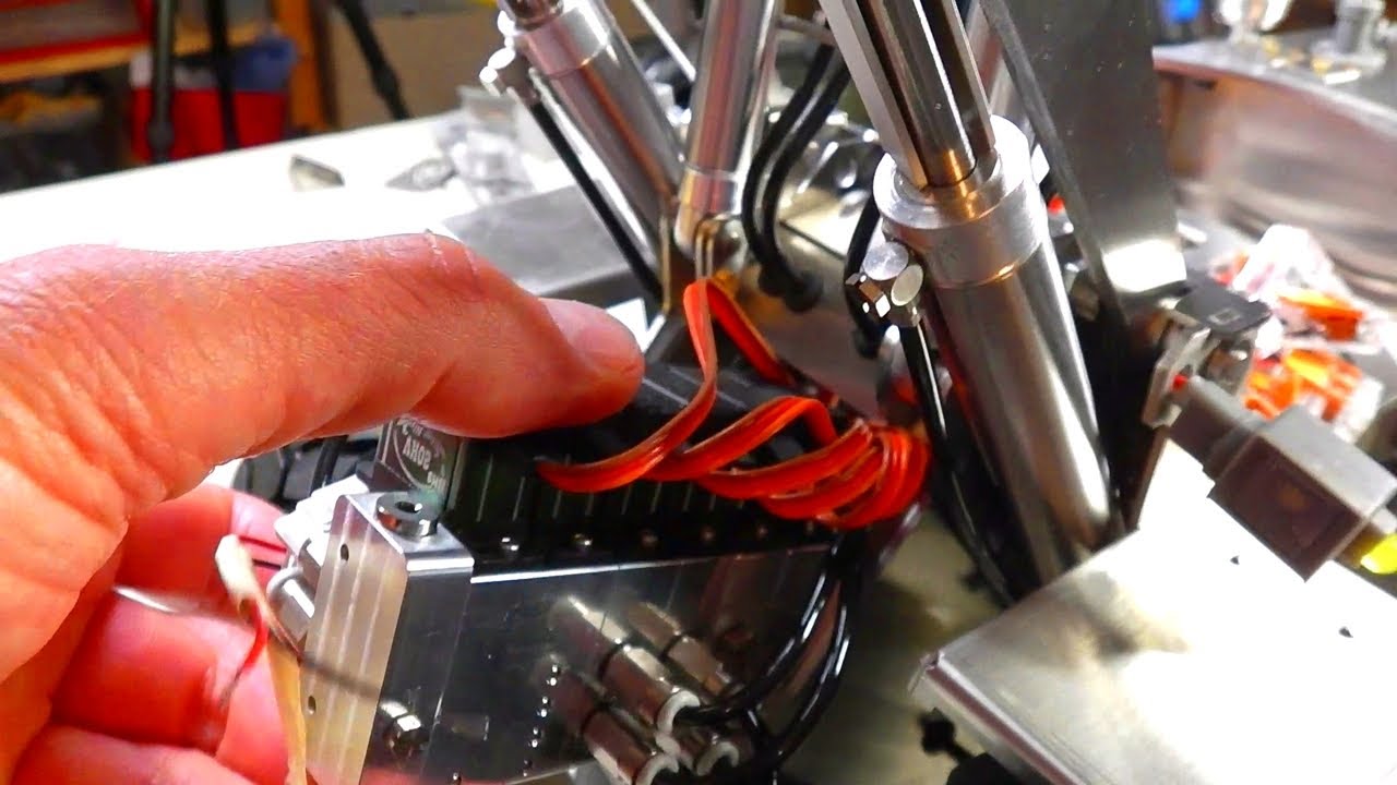 RC O&K L25 NextGeneration im Bau 8, MicroHydraulik Einbau