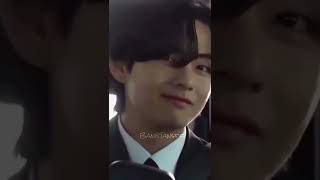 zooming into taehyung😍🤭