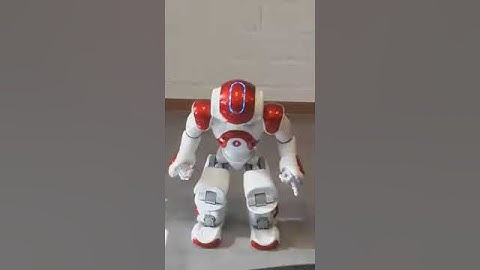 Zora de zorgrobot doet dansen
