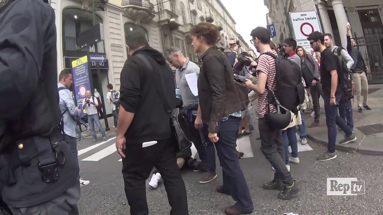 Torino, scontri tra manifestanti e polizia durante il corteo di studenti e No Tav