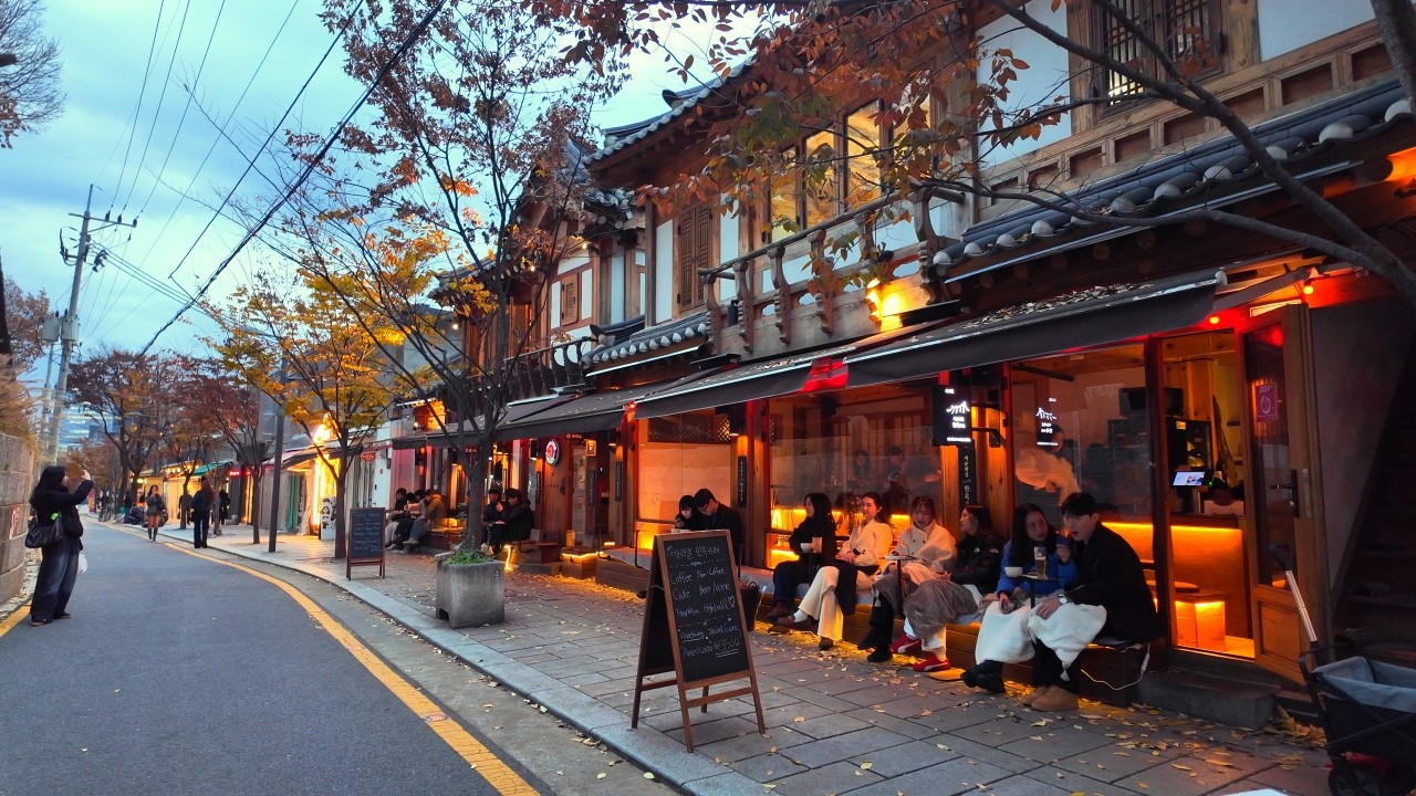 Кёдон-гиль и Сосон-ла-гиль: прогулка по старинным, но значимым местам Обзорная экскурсия по Сеулу 4K