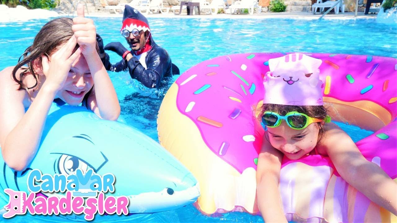 Eğlenceli video. CANAVAR KARDEŞLER ve Güldür Dede havuza giriyor. Komik çocuk oyunları