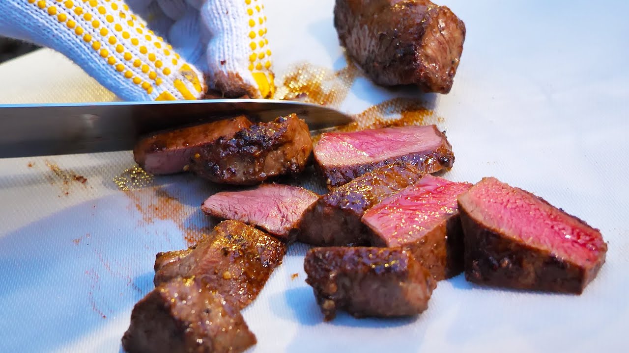 お手製のかまどで作る、鹿ステーキ・カエルの丸焼き